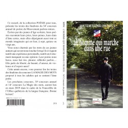 L'homme qui marche dans une rue