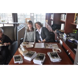L'homme qui marche dans une rue