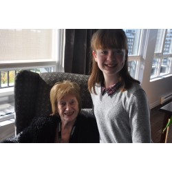 L'homme qui marche dans une rue